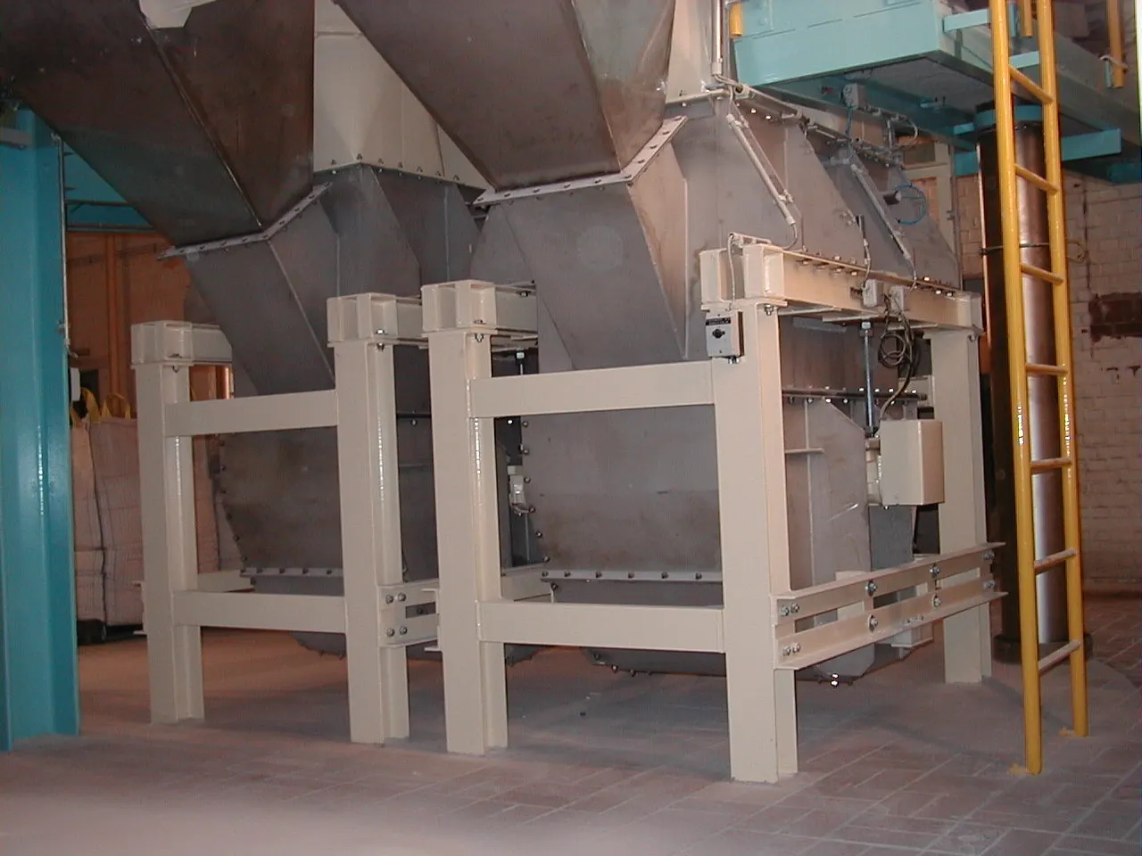 Gurtbecherwerk – Fußstation